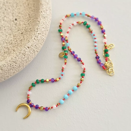 Unikatowy naszyjnik supełkowany z agatu, amazonitu i hematytu na czerwonym sznurku z zawieszką lunula – biżuteria z naturalnych kamieni. Magneska.pl