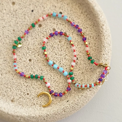 Unikatowy naszyjnik supełkowany z agatu, amazonitu i hematytu na czerwonym sznurku z zawieszką lunula – biżuteria z naturalnych kamieni. Magneska.pl