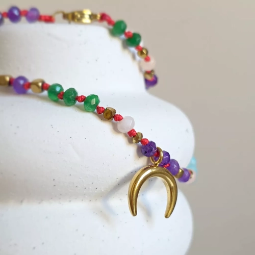 Unikatowy naszyjnik supełkowany z agatu, amazonitu i hematytu na czerwonym sznurku z zawieszką lunula – biżuteria z naturalnych kamieni. Magneska.pl