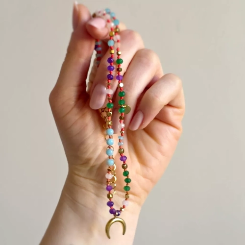 Unikatowy naszyjnik supełkowany z agatu, amazonitu i hematytu na czerwonym sznurku z zawieszką lunula – biżuteria z naturalnych kamieni. Magneska.pl