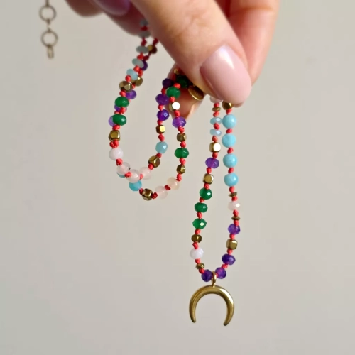 Unikatowy naszyjnik supełkowany z agatu, amazonitu i hematytu na czerwonym sznurku z zawieszką lunula – biżuteria z naturalnych kamieni. Magneska.pl