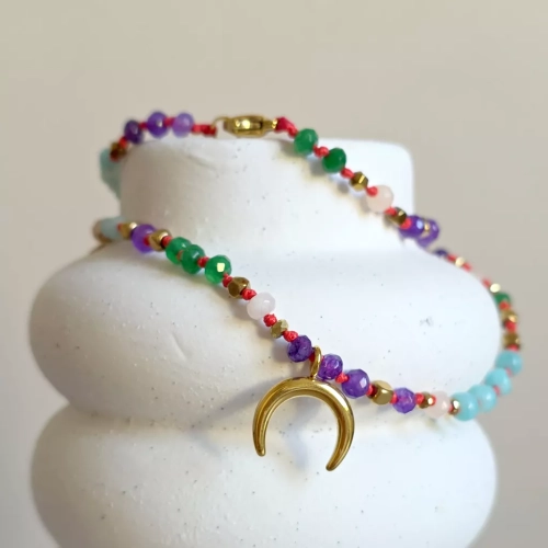 Unikatowy naszyjnik supełkowany z agatu, amazonitu i hematytu na czerwonym sznurku z zawieszką lunula – biżuteria z naturalnych kamieni. Magneska.pl