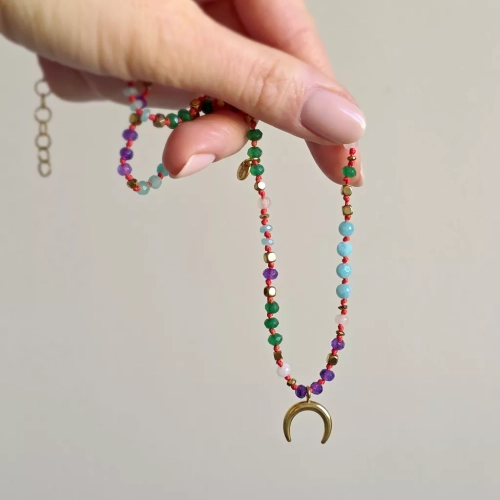 Unikatowy naszyjnik supełkowany z agatu, amazonitu i hematytu na czerwonym sznurku z zawieszką lunula – biżuteria z naturalnych kamieni. Magneska.pl