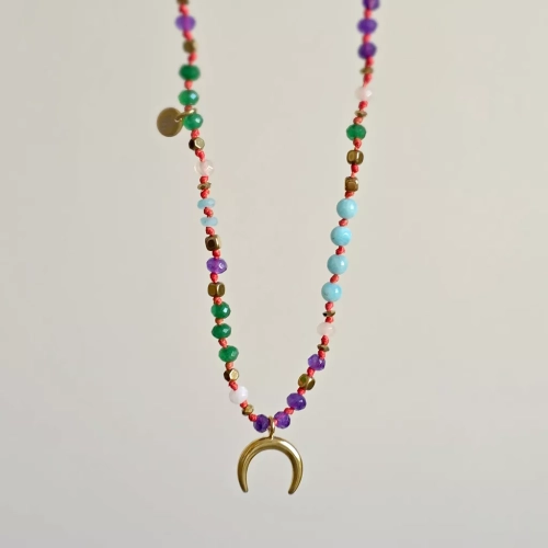 Unikatowy naszyjnik supełkowany z agatu, amazonitu i hematytu na czerwonym sznurku z zawieszką lunula – biżuteria z naturalnych kamieni. Magneska.pl