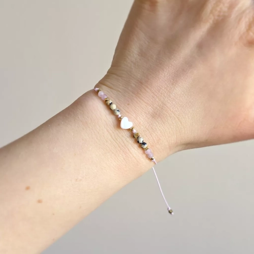 Bransoletka z masy perłowej, jaspisu dalmatyńskiego, kwarcu różowego i hematytu na różowym sznurku z zawieszką serce – delikatna biżuteria z naturalnych kamieni Magneska.pl.