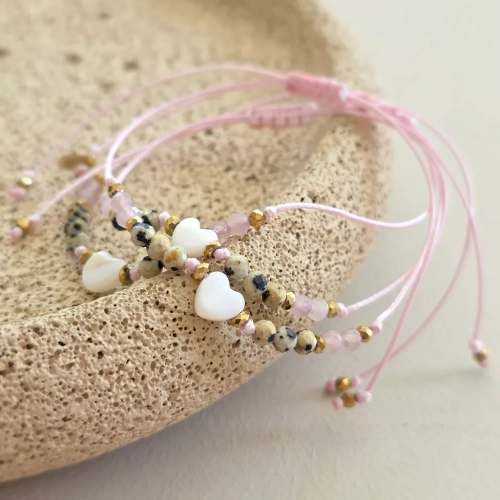 Bransoletka z masy perłowej, jaspisu dalmatyńskiego, kwarcu różowego i hematytu na różowym sznurku z zawieszką serce – delikatna biżuteria z naturalnych kamieni Magneska.pl.