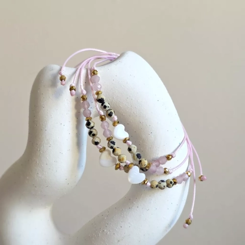 Bransoletka z masy perłowej, jaspisu dalmatyńskiego, kwarcu różowego i hematytu na różowym sznurku z zawieszką serce – delikatna biżuteria z naturalnych kamieni Magneska.pl.