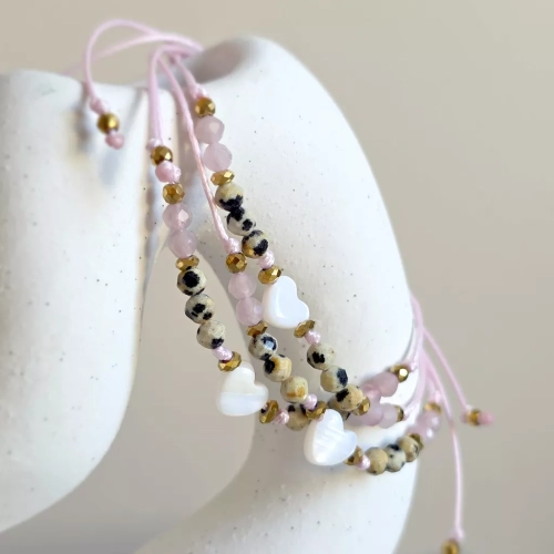 Bransoletka z masy perłowej, jaspisu dalmatyńskiego, kwarcu różowego i hematytu na różowym sznurku z zawieszką serce – delikatna biżuteria z naturalnych kamieni Magneska.pl.