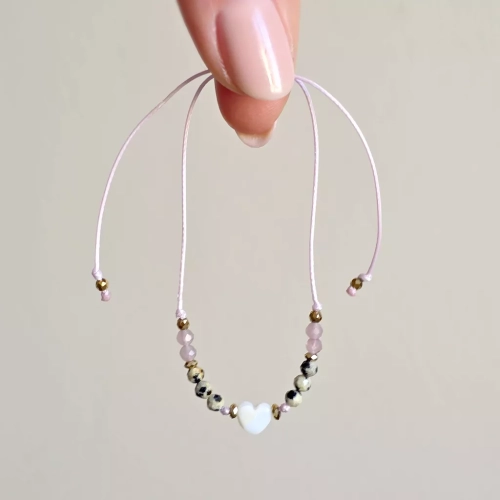 Bransoletka z masy perłowej, jaspisu dalmatyńskiego, kwarcu różowego i hematytu na różowym sznurku z zawieszką serce – delikatna biżuteria z naturalnych kamieni Magneska.pl.