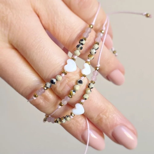 Bransoletka z masy perłowej, jaspisu dalmatyńskiego, kwarcu różowego i hematytu na różowym sznurku z zawieszką serce – delikatna biżuteria z naturalnych kamieni Magneska.pl.