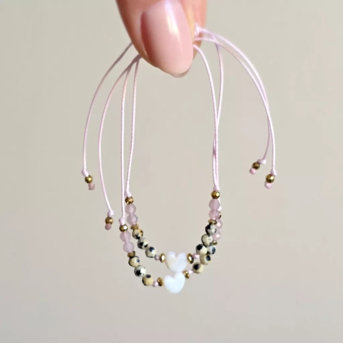 Bransoletka z masy perłowej, jaspisu dalmatyńskiego, kwarcu różowego i hematytu na różowym sznurku z zawieszką serce – delikatna biżuteria z naturalnych kamieni Magneska.pl.