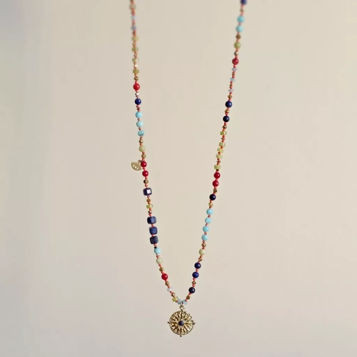 Unikatowy naszyjnik supełkowany z lapis lazuli, koralu, amazonitu, jadeitu i hematytu na czerwonym sznurku z zawieszką słońce i oko – biżuteria z naturalnych kamieni. Magneska.pl