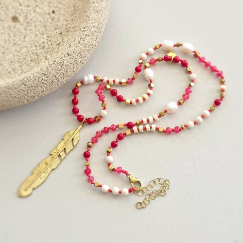 Unikatowy naszyjnik supełkowany z agatu, koralu, perły, kamienia rzecznego i hematytu na czerwonym sznurku z zawieszką pióro – biżuteria z naturalnych kamieni. Magneska.pl