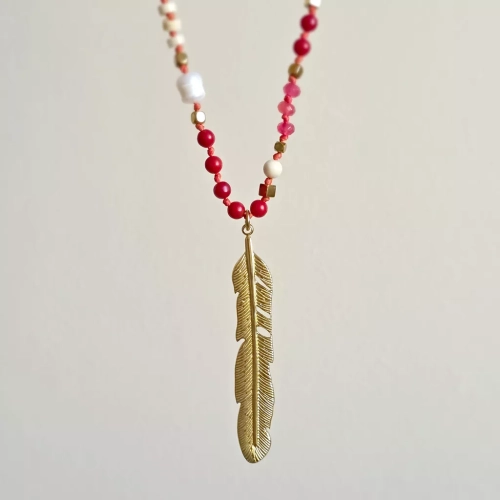 Unikatowy naszyjnik supełkowany z agatu, koralu, perły, kamienia rzecznego i hematytu na czerwonym sznurku z zawieszką pióro – biżuteria z naturalnych kamieni. Magneska.pl