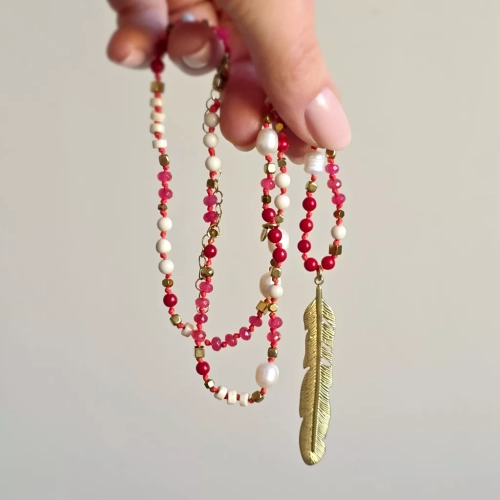 Unikatowy naszyjnik supełkowany z agatu, koralu, perły, kamienia rzecznego i hematytu na czerwonym sznurku z zawieszką pióro – biżuteria z naturalnych kamieni. Magneska.pl