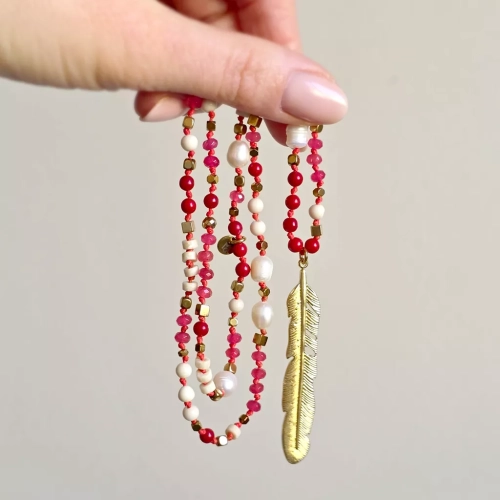 Unikatowy naszyjnik supełkowany z agatu, koralu, perły, kamienia rzecznego i hematytu na czerwonym sznurku z zawieszką pióro – biżuteria z naturalnych kamieni. Magneska.pl