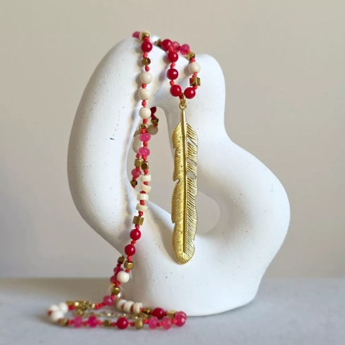 Unikatowy naszyjnik supełkowany z agatu, koralu, perły, kamienia rzecznego i hematytu na czerwonym sznurku z zawieszką pióro – biżuteria z naturalnych kamieni. Magneska.pl