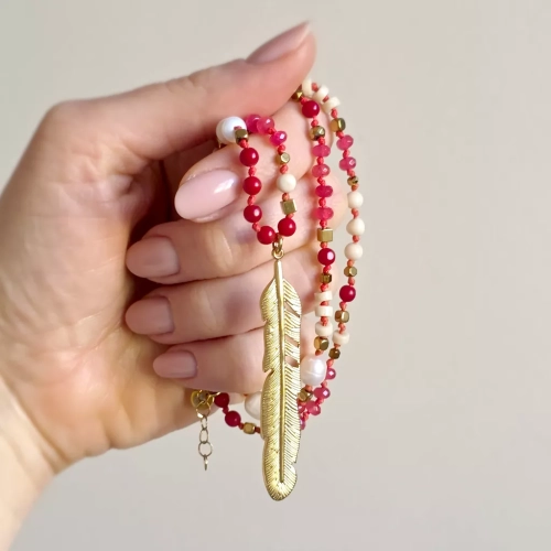 Unikatowy naszyjnik supełkowany z agatu, koralu, perły, kamienia rzecznego i hematytu na czerwonym sznurku z zawieszką pióro – biżuteria z naturalnych kamieni. Magneska.pl