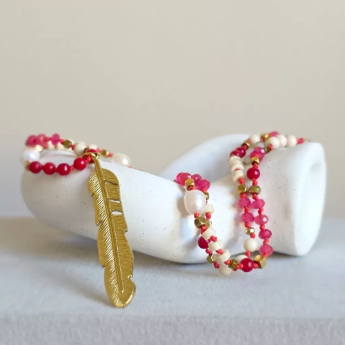 Unikatowy naszyjnik supełkowany z agatu, koralu, perły, kamienia rzecznego i hematytu na czerwonym sznurku z zawieszką pióro – biżuteria z naturalnych kamieni. Magneska.pl