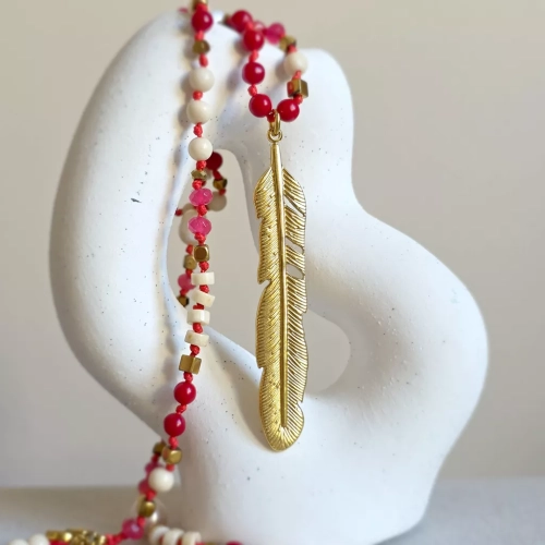 Unikatowy naszyjnik supełkowany z agatu, koralu, perły, kamienia rzecznego i hematytu na czerwonym sznurku z zawieszką pióro – biżuteria z naturalnych kamieni. Magneska.pl