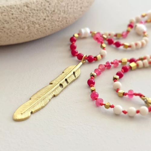 Unikatowy naszyjnik supełkowany z agatu, koralu, perły, kamienia rzecznego i hematytu na czerwonym sznurku z zawieszką pióro – biżuteria z naturalnych kamieni. Magneska.pl