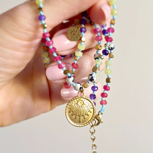 Unikatowy naszyjnik supełkowany z agatu, jadeitu, jaspisu dalmatyńskiego i hematytu na błękitnym sznurku z zawieszką słońce – biżuteria z naturalnych kamieni Magneska.pl.