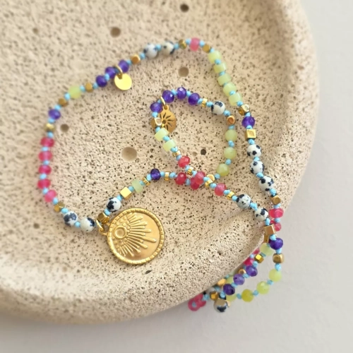 Unikatowy naszyjnik supełkowany z agatu, jadeitu, jaspisu dalmatyńskiego i hematytu na błękitnym sznurku z zawieszką słońce – biżuteria z naturalnych kamieni Magneska.pl.