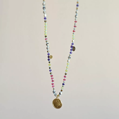 Unikatowy naszyjnik supełkowany z agatu, jadeitu, jaspisu dalmatyńskiego i hematytu na błękitnym sznurku z zawieszką słońce – biżuteria z naturalnych kamieni Magneska.pl.