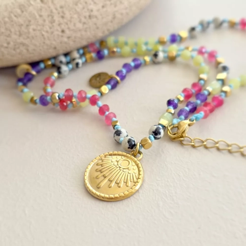 Unikatowy naszyjnik supełkowany z agatu, jadeitu, jaspisu dalmatyńskiego i hematytu na błękitnym sznurku z zawieszką słońce – biżuteria z naturalnych kamieni Magneska.pl.