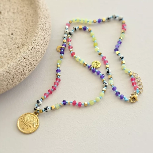 Unikatowy naszyjnik supełkowany z agatu, jadeitu, jaspisu dalmatyńskiego i hematytu na błękitnym sznurku z zawieszką słońce – biżuteria z naturalnych kamieni Magneska.pl.