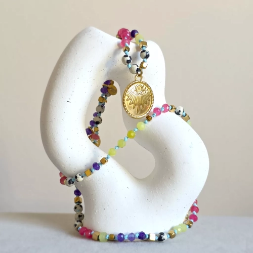 Unikatowy naszyjnik supełkowany z agatu, jadeitu, jaspisu dalmatyńskiego i hematytu na błękitnym sznurku z zawieszką słońce – biżuteria z naturalnych kamieni Magneska.pl.