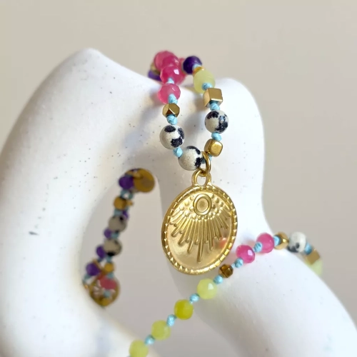 Unikatowy naszyjnik supełkowany z agatu, jadeitu, jaspisu dalmatyńskiego i hematytu na błękitnym sznurku z zawieszką słońce – biżuteria z naturalnych kamieni Magneska.pl.