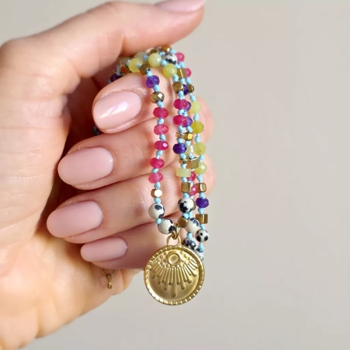 Unikatowy naszyjnik supełkowany z agatu, jadeitu, jaspisu dalmatyńskiego i hematytu na błękitnym sznurku z zawieszką słońce – biżuteria z naturalnych kamieni Magneska.pl.