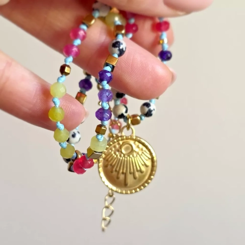 Unikatowy naszyjnik supełkowany z agatu, jadeitu, jaspisu dalmatyńskiego i hematytu na błękitnym sznurku z zawieszką słońce – biżuteria z naturalnych kamieni Magneska.pl.