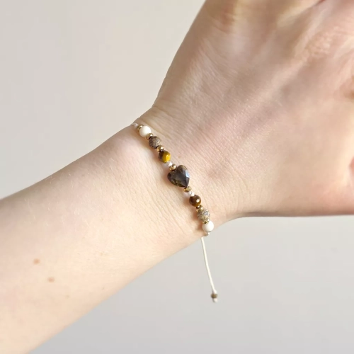 Bransoletka z tygrysiego oka, jaspisu pejzażowego, kamienia rzecznego i hematytu na beżowym sznurku z sercem – naturalna biżuteria handmade. Magneska.pl