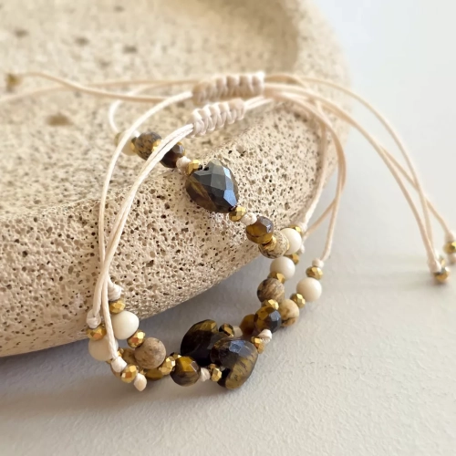 Bransoletka z tygrysiego oka, jaspisu pejzażowego, kamienia rzecznego i hematytu na beżowym sznurku z sercem – naturalna biżuteria handmade. Magneska.pl