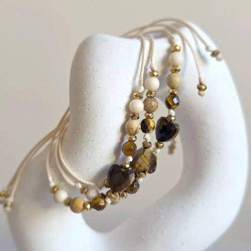 Bransoletka z tygrysiego oka, jaspisu pejzażowego, kamienia rzecznego i hematytu na beżowym sznurku z sercem – naturalna biżuteria handmade. Magneska.pl