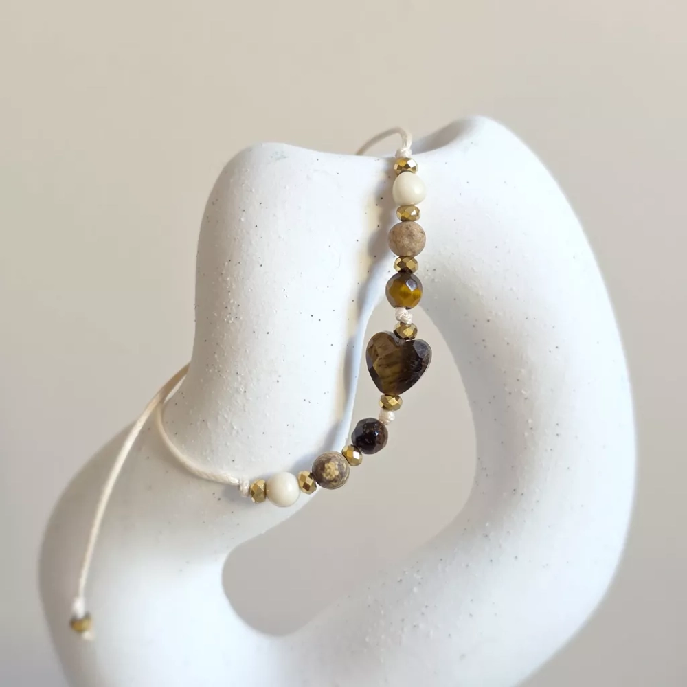 Bransoletka z tygrysiego oka, jaspisu pejzażowego, kamienia rzecznego i hematytu na beżowym sznurku z sercem – naturalna biżuteria handmade. Magneska.pl