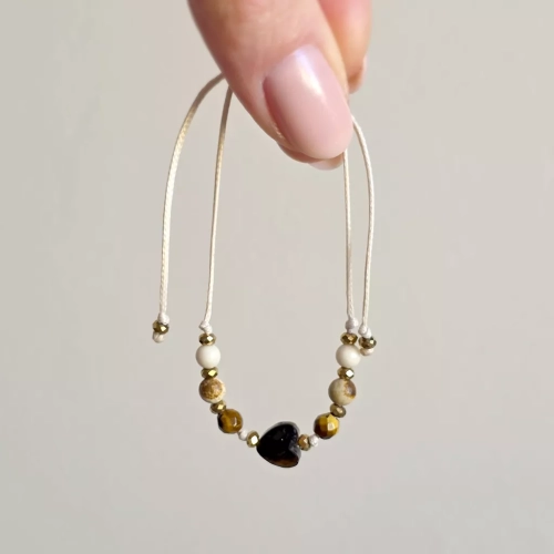Bransoletka z tygrysiego oka, jaspisu pejzażowego, kamienia rzecznego i hematytu na beżowym sznurku z sercem – naturalna biżuteria handmade. Magneska.pl