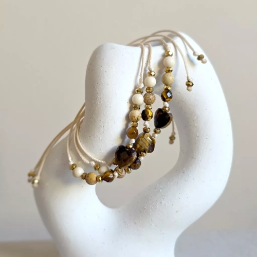 Bransoletka z tygrysiego oka, jaspisu pejzażowego, kamienia rzecznego i hematytu na beżowym sznurku z sercem – naturalna biżuteria handmade. Magneska.pl