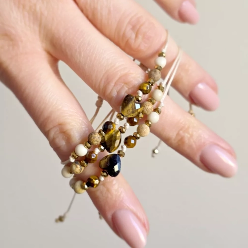 Bransoletka z tygrysiego oka, jaspisu pejzażowego, kamienia rzecznego i hematytu na beżowym sznurku z sercem – naturalna biżuteria handmade. Magneska.pl