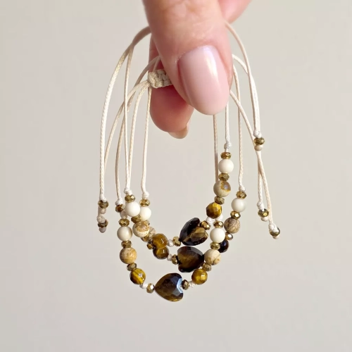 Bransoletka z tygrysiego oka, jaspisu pejzażowego, kamienia rzecznego i hematytu na beżowym sznurku z sercem – naturalna biżuteria handmade. Magneska.pl