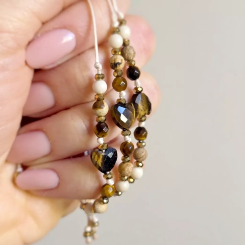 Bransoletka z tygrysiego oka, jaspisu pejzażowego, kamienia rzecznego i hematytu na beżowym sznurku z sercem – naturalna biżuteria handmade. Magneska.pl