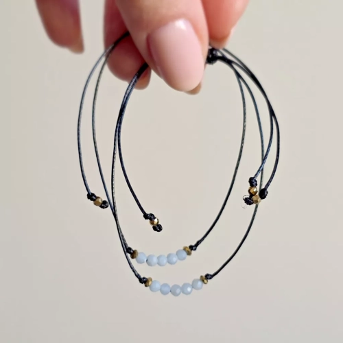 Minimalistyczna bransoletka z angelitu (3 mm) i hematytu na czarnym sznurku – delikatna biżuteria z naturalnych kamieni Magneska.pl.