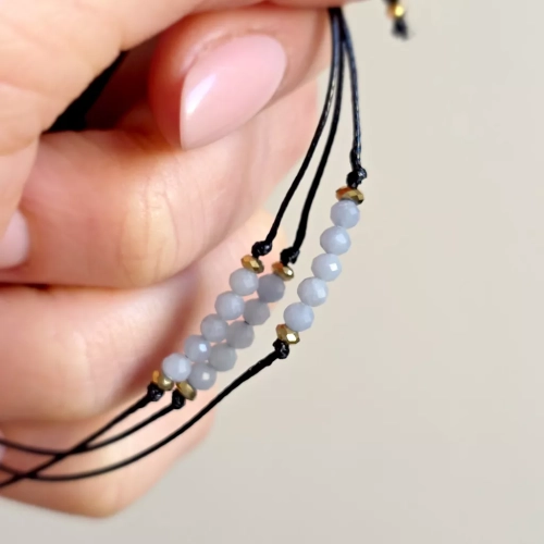 Minimalistyczna bransoletka z angelitu (3 mm) i hematytu na czarnym sznurku – delikatna biżuteria z naturalnych kamieni Magneska.pl.