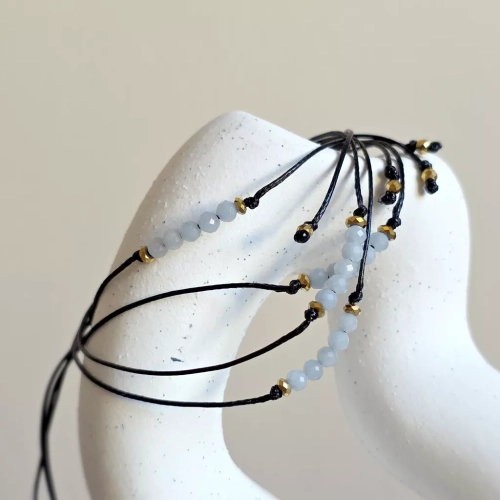 Minimalistyczna bransoletka z angelitu (3 mm) i hematytu na czarnym sznurku – delikatna biżuteria z naturalnych kamieni Magneska.pl.