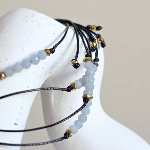 Minimalistyczna bransoletka z angelitu (3 mm) i hematytu na czarnym sznurku – delikatna biżuteria z naturalnych kamieni Magneska.pl.