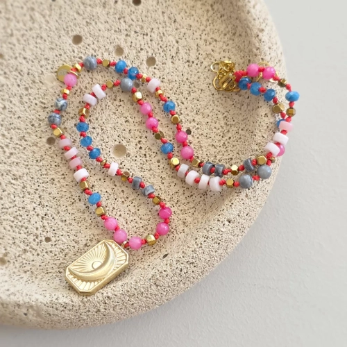 Unikatowy naszyjnik supełkowany z agatu, opalu różowego, jaspisu szarego i hematytu na czarnym sznurku z zawieszką księżyc – biżuteria z naturalnych kamieni Magneska.pl.