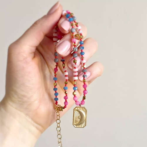 Unikatowy naszyjnik supełkowany z agatu, opalu różowego, jaspisu szarego i hematytu na czarnym sznurku z zawieszką księżyc – biżuteria z naturalnych kamieni Magneska.pl.