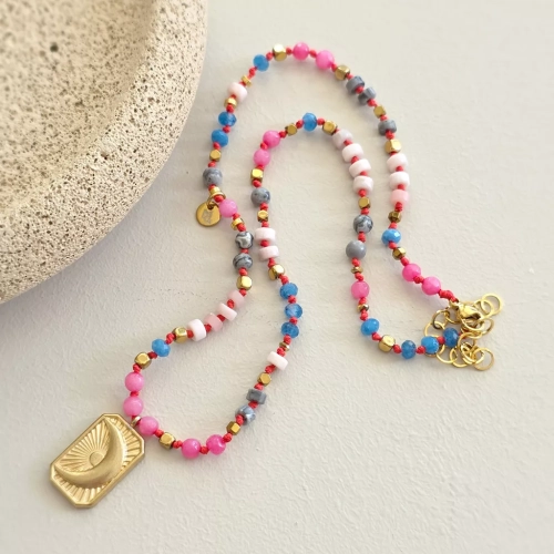 Unikatowy naszyjnik supełkowany z agatu, opalu różowego, jaspisu szarego i hematytu na czarnym sznurku z zawieszką księżyc – biżuteria z naturalnych kamieni Magneska.pl.